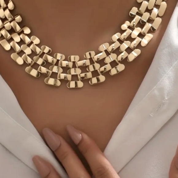 Modern Jewelry - Chic Gold Statement Necklace for Women